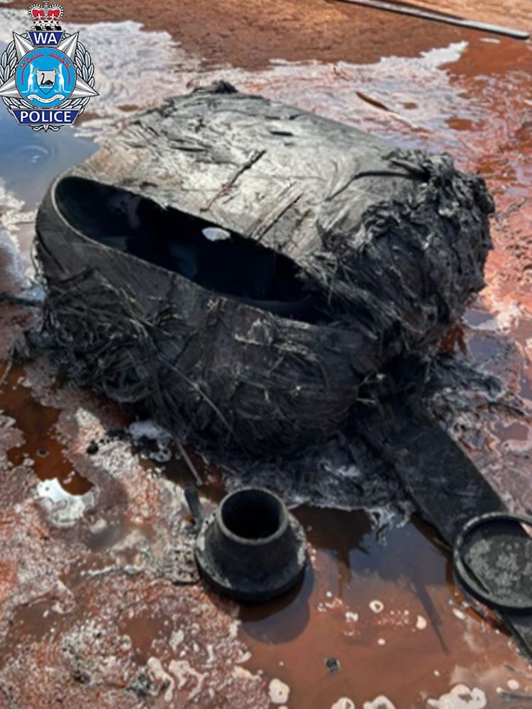 Ersten Erkenntnissen der Polizei zufolge handelt es sich bei dem verkohlten Objekt um einen Druckbehälter oder Tank einer Rakete.