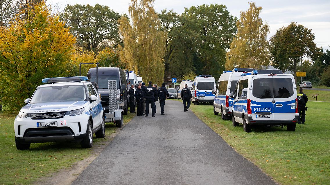 Die Polizei setzt ihren Großeinsatz in Tauche südöstlich von Berlin fort.
