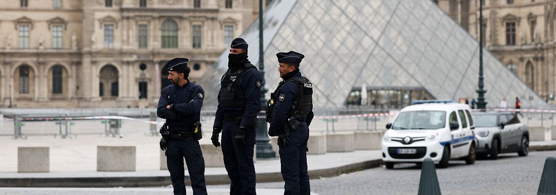 epi_1004422484_REUTERSFOTO_RC2YEHADILVV_Police stand near th.jpg