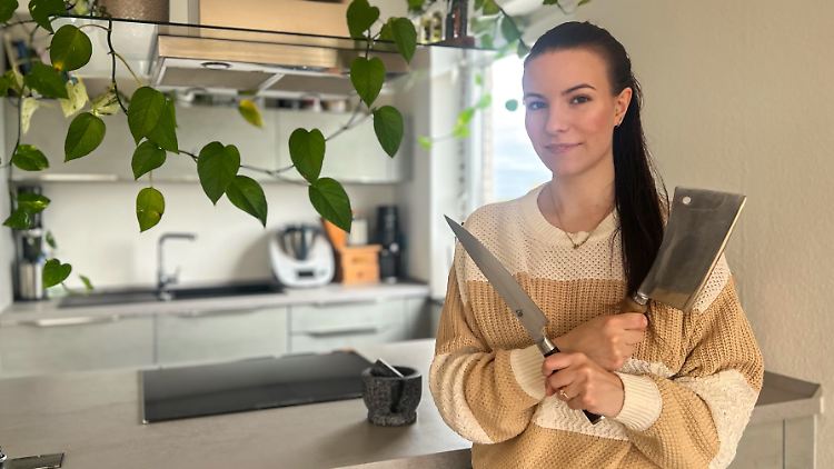 Reporterin Isabelle Kurz hat ihre Messer dank Messerschleifer wieder scharf gemacht