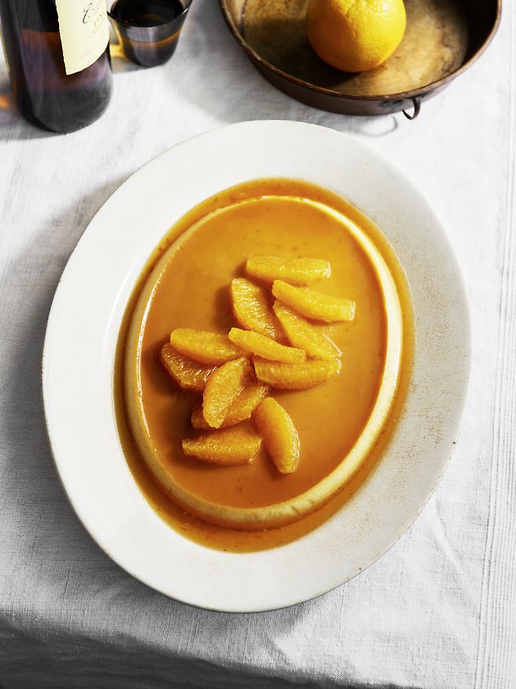 Die spanische Antwort auf die französische Crème Caramel ist der Flan, hier mit Orangen und Mandelextrakt.
