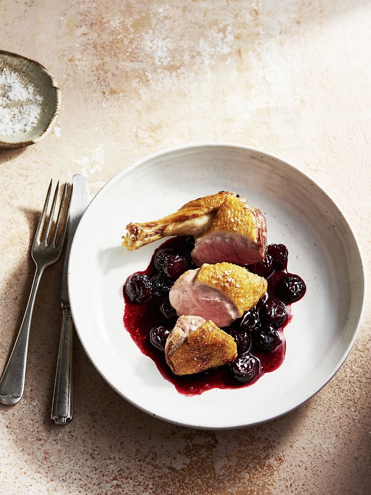"Entenbraten mit gebackenen Kirschen" ist ein raffiniertes und dennoch einfaches Gericht - und perfekt für besondere Anlässe.