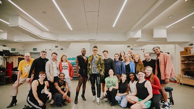 Jorge Gonzáles inmitten des "Kinky Boots"-Casts bei den Proben in London.