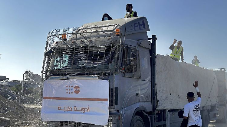 Die Lastwagen mit humanitärer Hilfe müssen lange vor den zwei Grenzübergängen warten. 