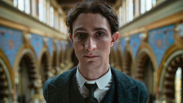 Schauspieler Idan Weiss weist optisch eine erstaunliche Ähnlichkeit zu Franz Kafka auf. 