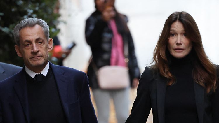 Nicolas Sarkozy mit seiner Frau Carla Bruni auf dem Weg zur Haftanstalt.