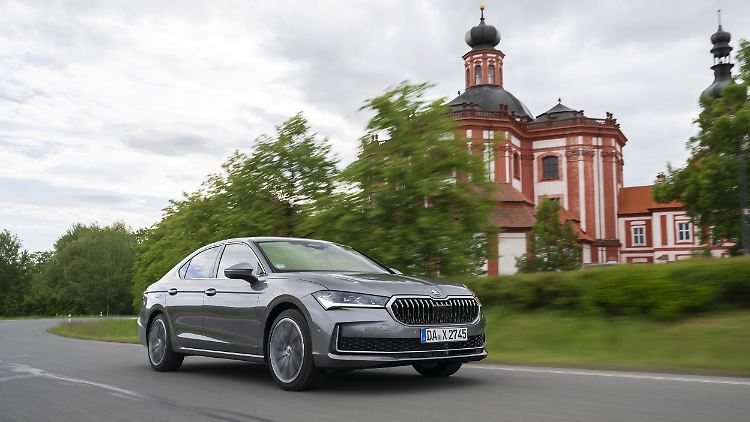 Skoda Superb iV, resmi olarak sadece elektrikle 137 kilometreye kadar menzile sahip.