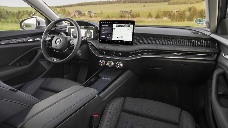 Yeni Skoda Superb'in iç mekanı asil görünüyor, ancak modası geçmiş değil.