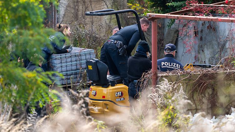 Die Polizei sucht auch mit Hilfe eines Baggers nach möglichen Überresten der vermissten Rebecca