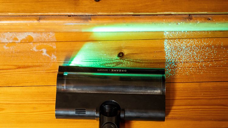Sogar auf unebenen Böden saugt der V30 an den Kanten fast alles weg.
