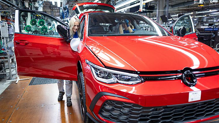 Im Wolfsburger VW-Stammwerk könnten bald weniger Autos vom Band rollen.