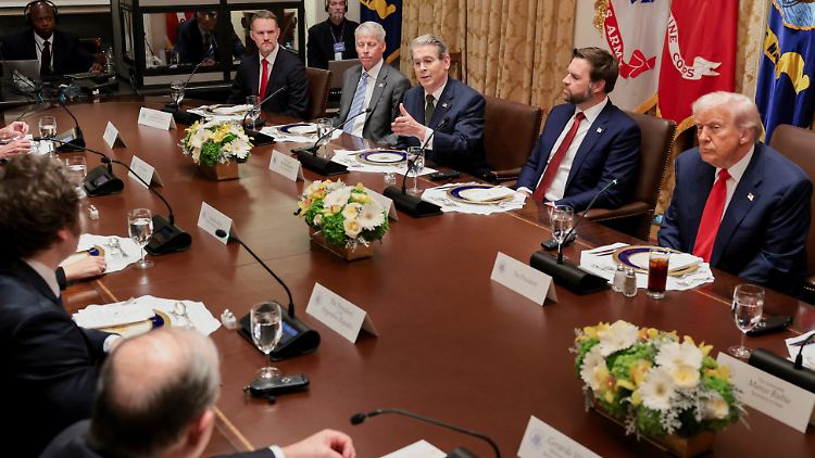 Ungewöhnliche Hilfestellung: Scott Bessent (3.v.r.) erklärte vor der Presse die Unterstützung der US-Regierung bei einem Treffen mit Milei im Weißen Haus.