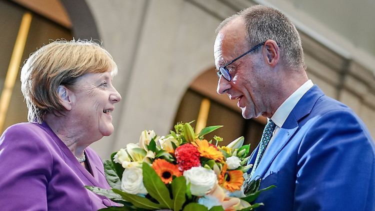 Bei der Feier zu  Merkels 70. Geburtstag überreichte Merz ihr einen Blumenstrauß und sprach den Wunsch aus: "Dass Du der CDU gewogen bleibst." 