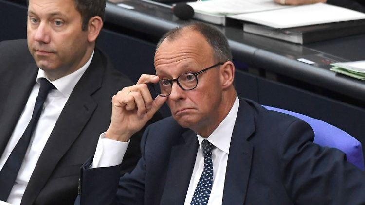 Derzeit liegt die AfD bundesweit bei 26, die Union von Kanzler Friedrich Merz bei 24 Prozent.