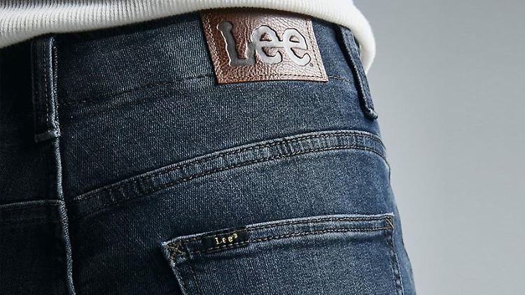 Amazon überrascht mit Denim-Deals: Jetzt sinken die Preise auf Lee-Jeans.