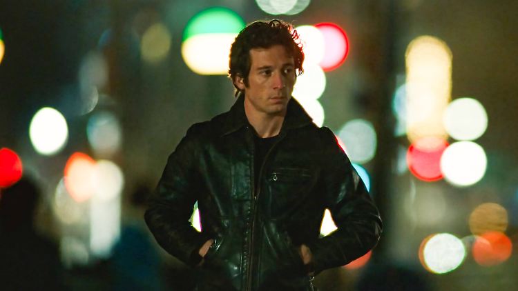 Jeremy Allen White, bekannt aus "The Bear", spielt den "Boss" Anfang der 80er.