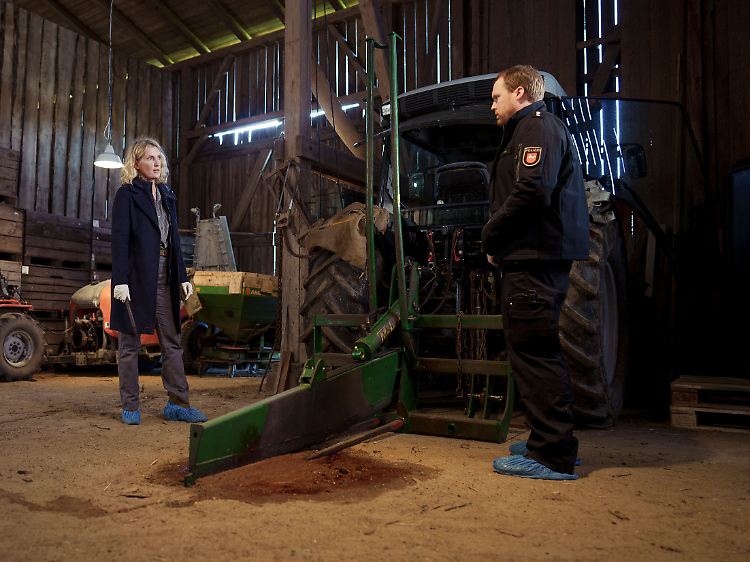 Charlotte Lindholm (Maria Furtwängler) und Olaf Gehrke (Ole Fischer) untersuchen den Heuballenschneider, durch den Hofmitarbeiter Victor ums Leben gekommen ist.