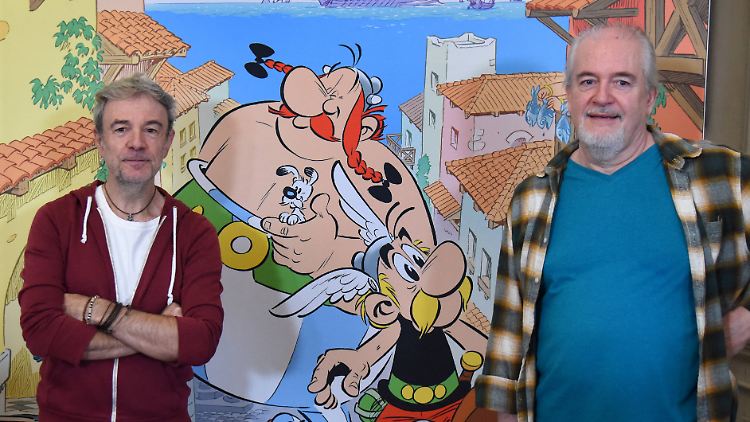 Autor Fabcaro und Zeichner Didier Conrad (v.l.) haben zum zweiten Mal zusammen ein "Asterix"-Album gemacht.