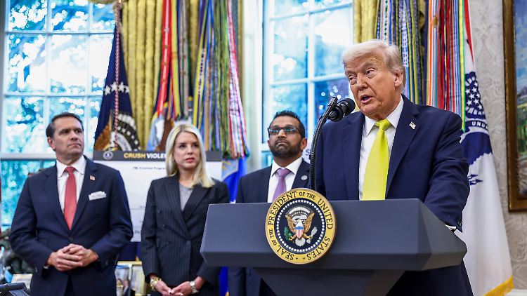 Trump mit der Spitze seines Justizministeriums um Todd Blanche und Pam Bondi sowie FBI-Chef Kash Patel.