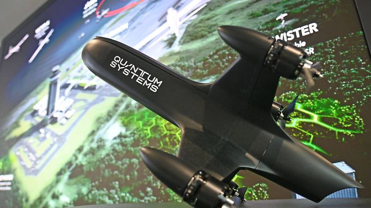 Die Münchener Drohnenfirma Quantum Systems ist auf die Entwicklung und Produktion autonomer, KI-gestützter unbemannter Flugsysteme (UAS) für Verteidigungs- und Sicherheitsanwendungen spezialisiert.