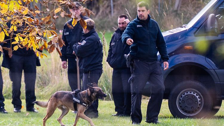 Mit Leichenspürhunden sucht die Polizei nach Überresten der vermissten Rebecca.