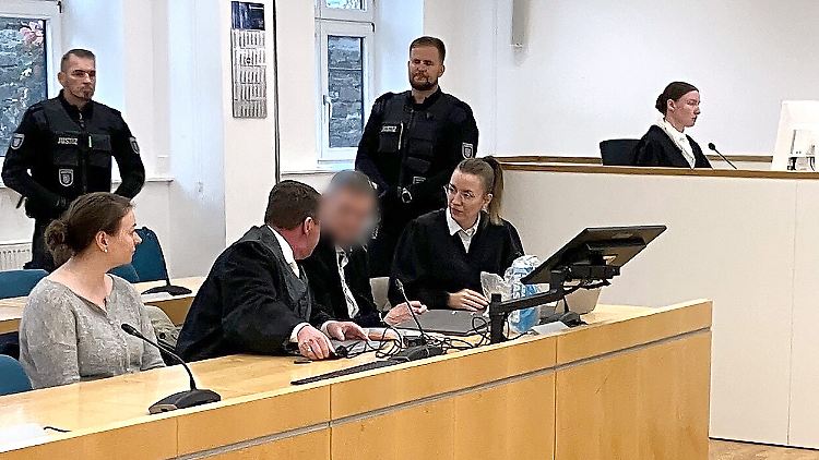 Der 63-Jährige vor Gericht mit seinen Verteidigern.