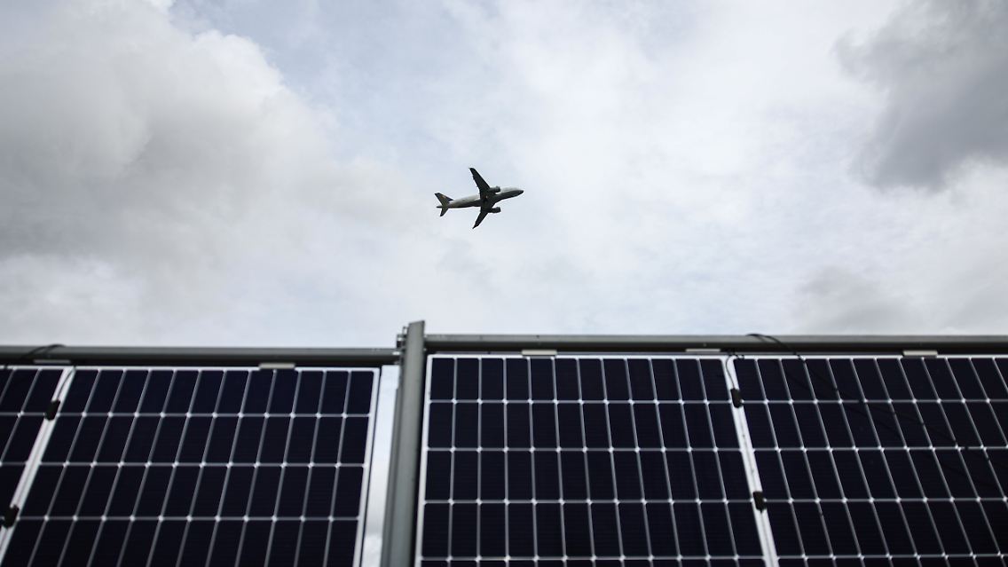 Die Photovoltaik-Zäune könnten laut Fraport in Zukunft auch begrünt werden.