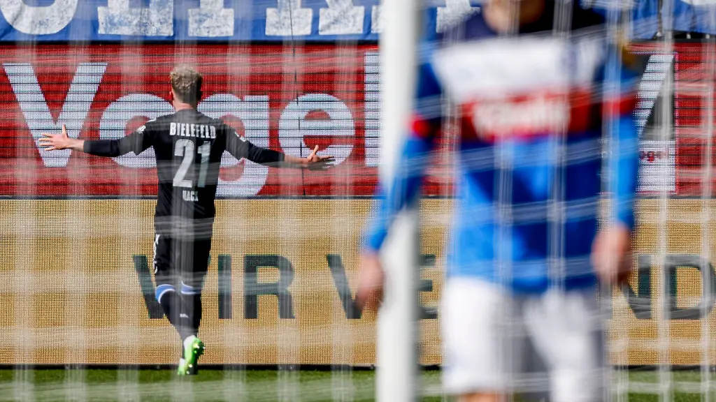 Bielefelds-Robin-Hack-feiert-seinen-Treffer-zum-0-2