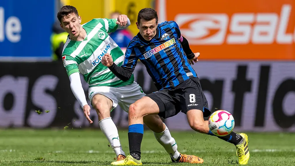 Fuerths-Damian-Michalski-l-und-Paderborns-Ron-Schallenberg-kaempfen-um-den-Ball