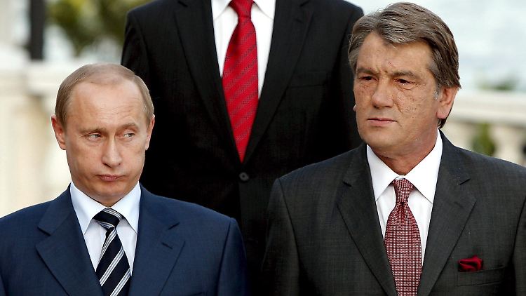 Der russische Präsident Wladimir Putin (l) und der ukrainische Präsident Viktor Juschtschenko beim 15. Gipfeltreffen der Organisation für wirtschaftliche Zusammenarbeit im Schwarzmeerraum (BSEC) in Istanbul 2007.