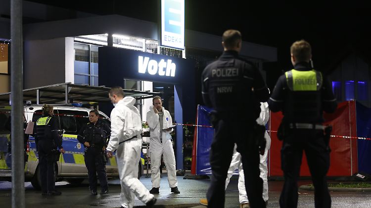 Auf dem Parkplatz griff der Täter den Jungen mit einem Messer an, verfolgte ihn in den Supermarkt und verletzte ihn tödlich.
