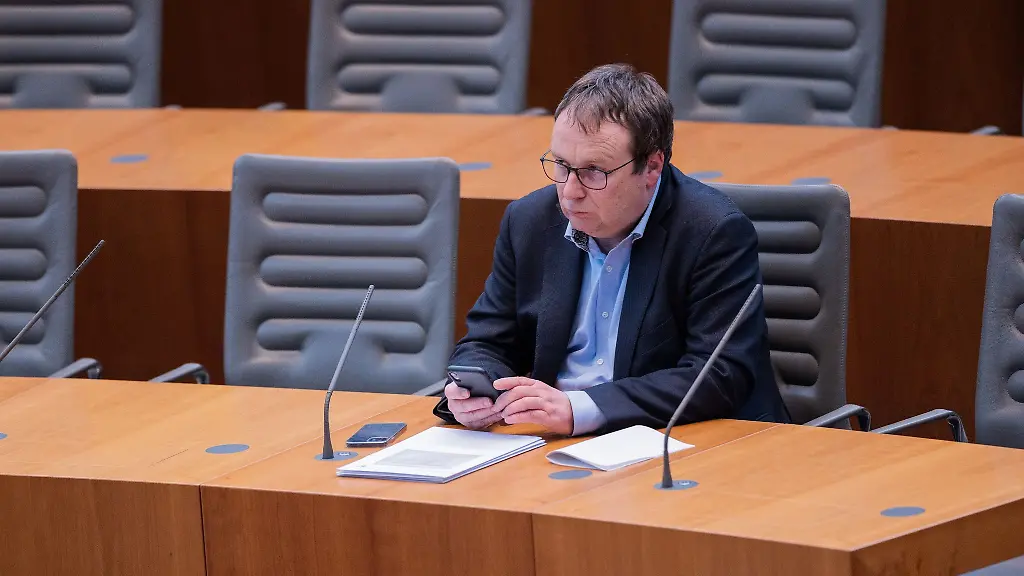 Oliver-Krischer-Minister-fuer-Verkehr-von-Nordrhein-Westfalen-sitzt-im-Plenum-des-Landtags