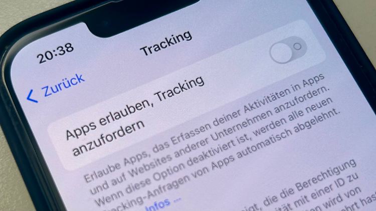 Wer sich nicht über Apps und Webseiten hinweg tracken lassen will, kann die Funktion wie in diesem Beispiel ausschalten.