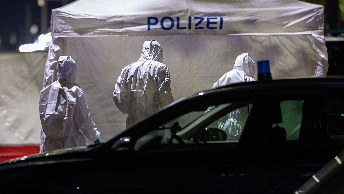 Mitarbeiter der Spurensicherung der Polizei arbeiten am Tatort.