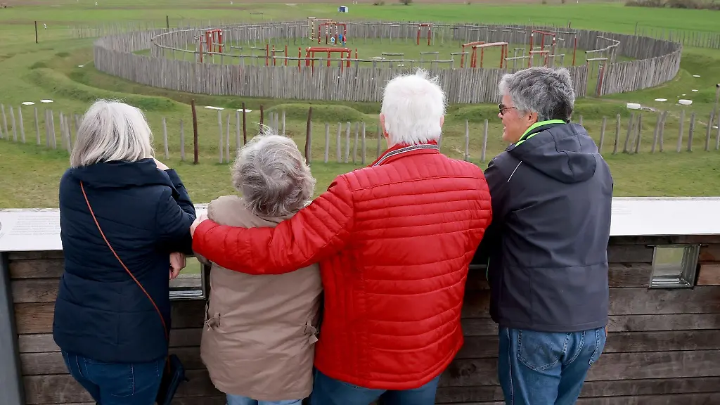 Besucher-schauen-von-einer-neun-Meter-hohen-Aussichtsplattformt-auf-das-Gelaende-vom-Ringheiligtum