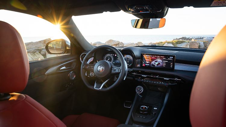 Alfa Romeo bleibt den physischen Tasten weitgehend treu, was die Bedienung erleichtert.