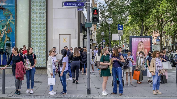 Warteschlange vor einem Louis-Vuitton-Shop in Frankfurt am Main. Was das mit dem Stadtbild macht, darüber spricht mal wieder niemand.