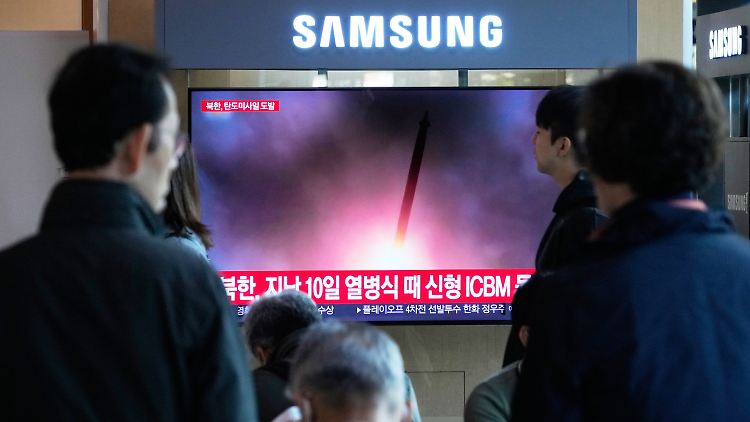 Ein Bericht über Nordkoreas Waffentest läuft an einem Bahnhof in Seoul im Fernsehen.