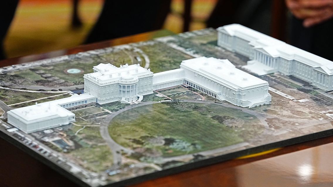 US-Präsident Trump präsentierte am Mittwoch ein Architekturmodell. Der Ballsaal fällt dort deutlich größer aus als auf den bislang veröffentlichten 3D-Renderings.