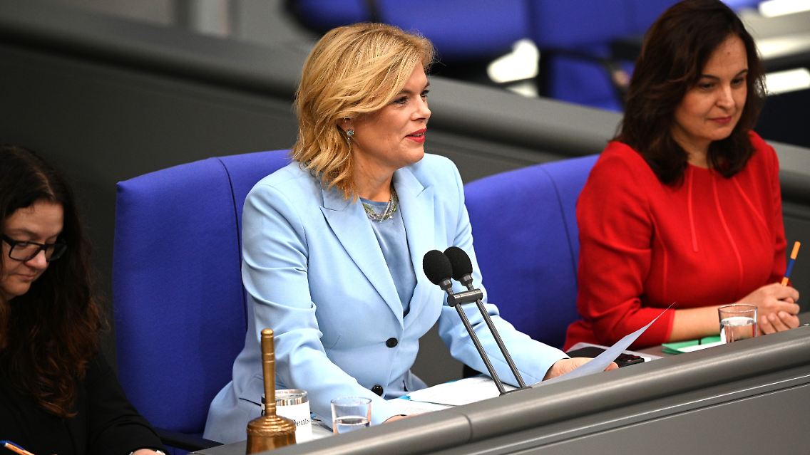 "Ich merke, dass wir wirklich in dieser Welt des direkten Aufeinandertreffens einen anderen Umgang haben, als wenn sie sich nicht in die Augen schauen", so Klöckner.