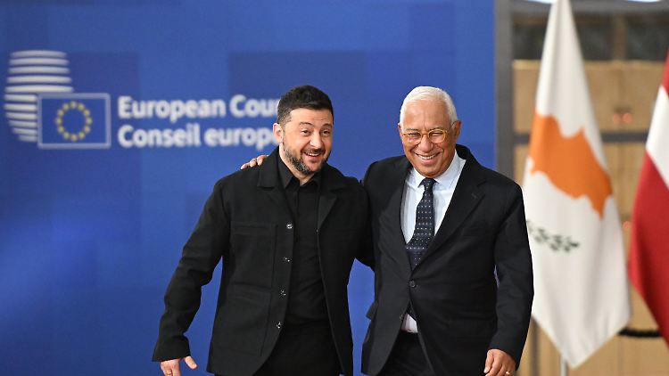 "Diese Entscheidung über das 19. Sanktionspaket ist für uns von enormer Bedeutung.", sagt Selenskyj, hier mit EU-Ratspräsident Antonio Costa.