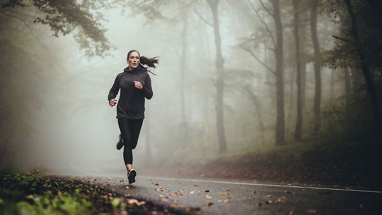 So bleiben Läufer beim Joggen im Dunkeln sicher und sichtbar.