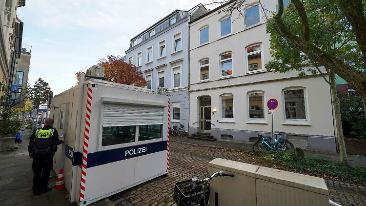 "Während viele Hamburgerinnen und Hamburger monatelang nach einer bezahlbaren Wohnung suchen, wird eine kaum genutzte Wohnung in Altona rund um die Uhr von der Polizei bewacht", so der Bund der Steuerzahler Hamburg.
