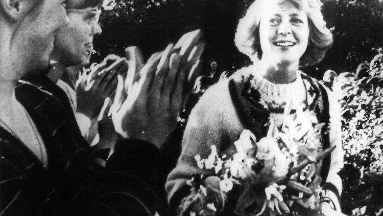 Vigdís Finnbogadóttir wird 1980 zur ersten Präsidentin des Landes gewählt.