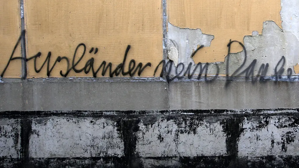An-Wohnhaus-steht-der-auslaenderfeindliche-Schriftzug-Auslaender-nein-Danke
