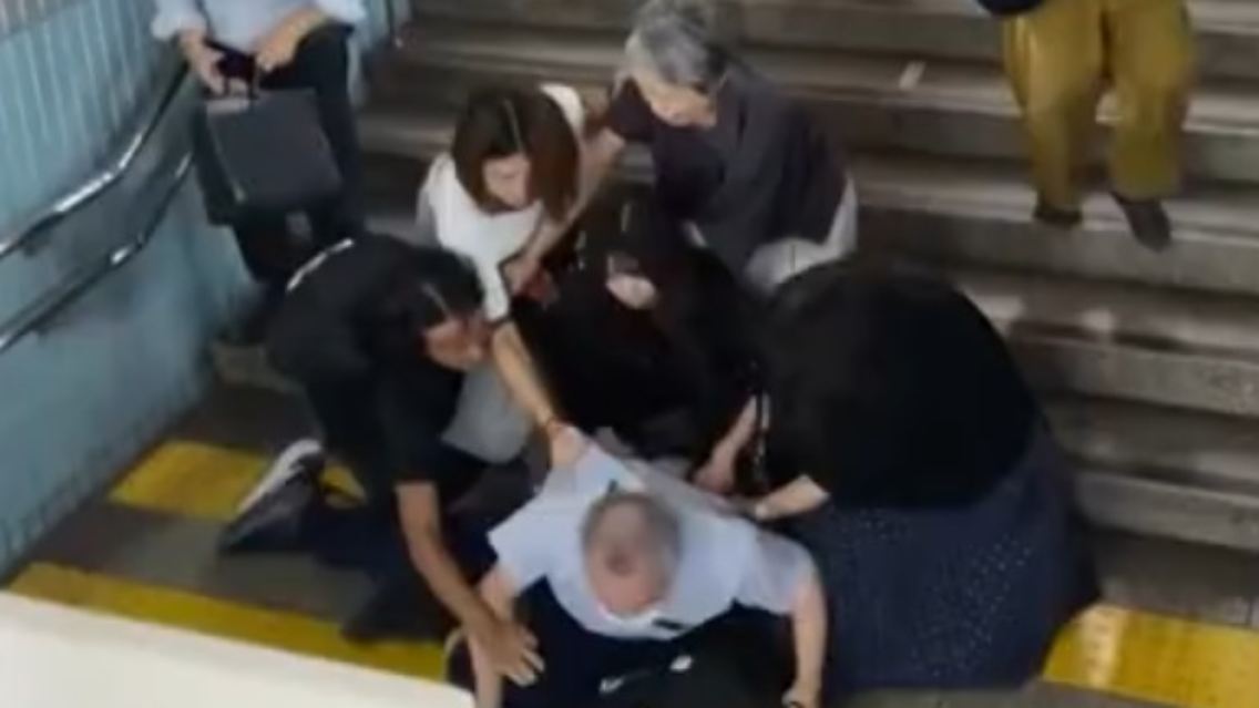 UpskirtingJapan.jpg