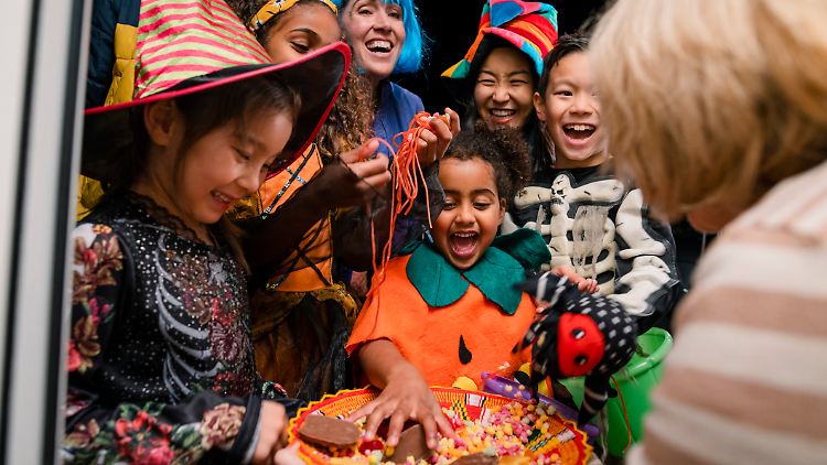 Bunte Auswahl für geisterhafte Nächte: Halloween-Süßigkeiten für „Süßes oder Saures“ jetzt bei Amazon.