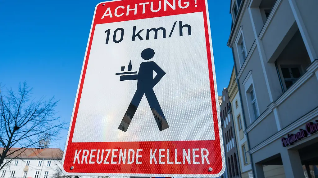 Ein-Schild-mit-dem-Schriftzug-Achtung-kreuzende-Kellner-steht-in-der-Peenstrasse-in-Anklam