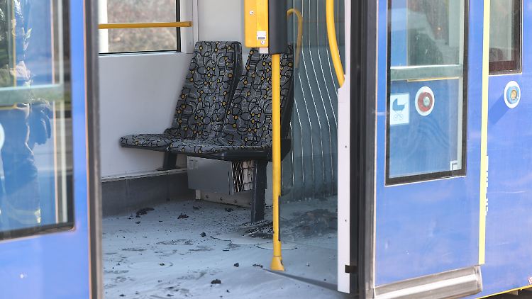 Der Angeklagte habe gewusst, dass seine Frau nicht aus der Straßenbahn fliehen konnte.