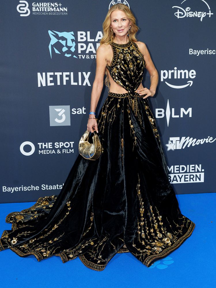Jenny Elvers in schwarzer Robe.